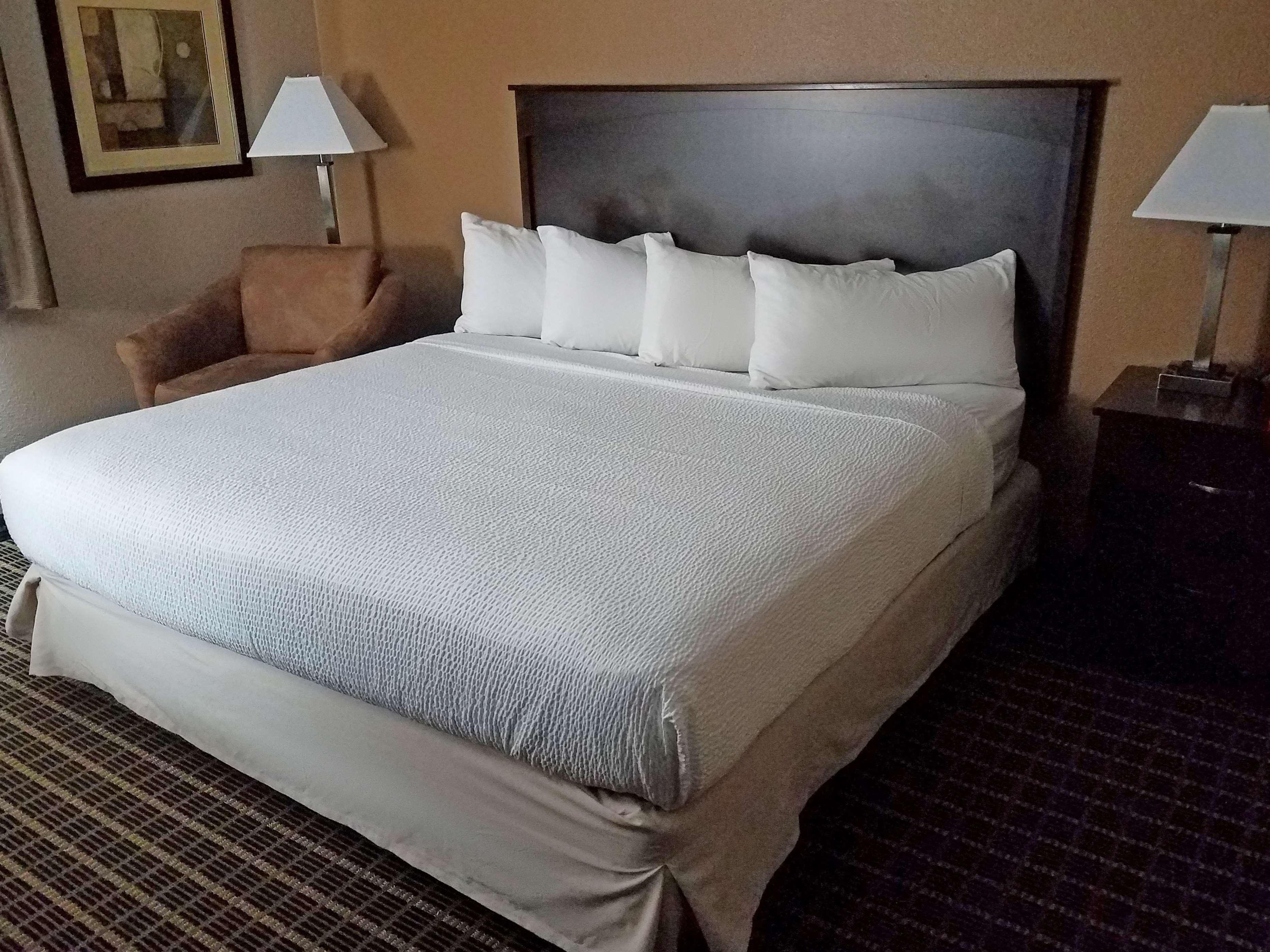 Americas Best Value Inn And Suites Bismarck Exteriör bild