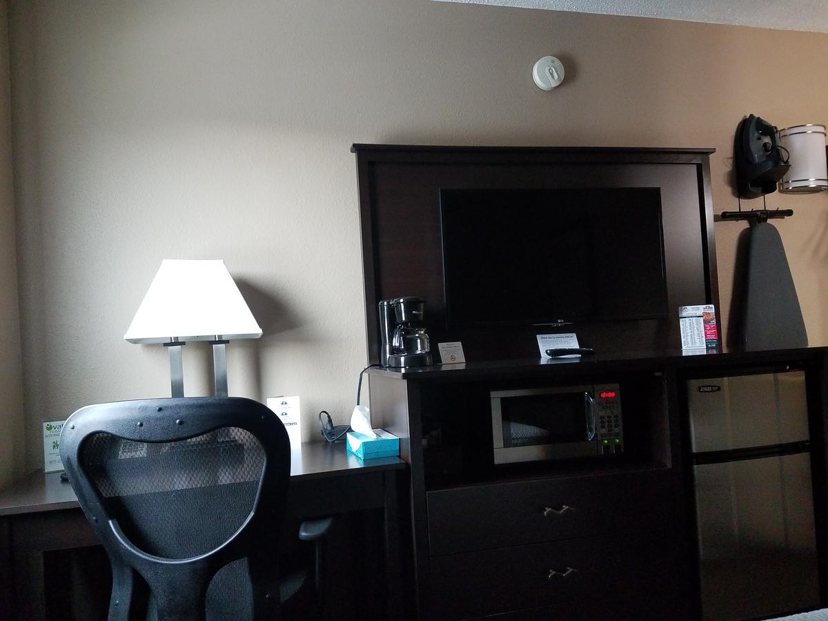 Americas Best Value Inn And Suites Bismarck Exteriör bild