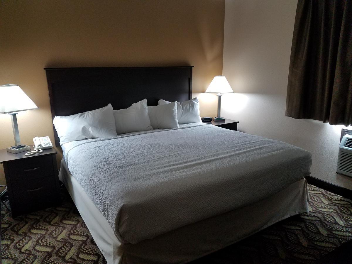 Americas Best Value Inn And Suites Bismarck Exteriör bild
